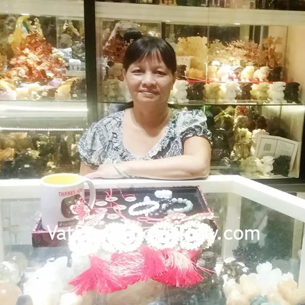 Cô Mai - khách hàng mua Tiền Ngũ phúc CC2027, Tiền xu càn long CC2008, Phật Quan Âm Phỉ Thúy S6328,Chuỗi Phỉ thúy A+ 14 li S6396, Chuỗi thạch anh đen 10 li S6412, Chuỗi mặt trăng A+ S6358-1869, Tỳ hưu Phỉ thúy S5151-3161, Hồ lô tự nhiên CC2023, Bát quái hổ phù nhỏ K1220, Bát quái hổ phù lớn K1219