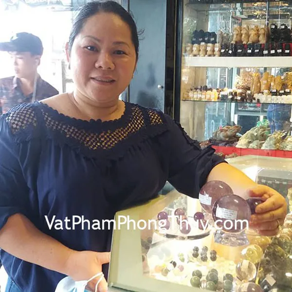 Chị Hiền - khách hàng mua đĩa thất tinh thạch anh tím GM086 và các quả cầu thạch anh tím GM142-S5-4548,GM142-S5-4942, GM142-S3-2118.