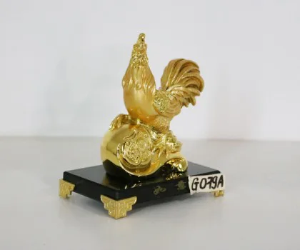 Gà vàng đuôi vểnh trên như ý đế thủy tinh đen- như ý FG079A