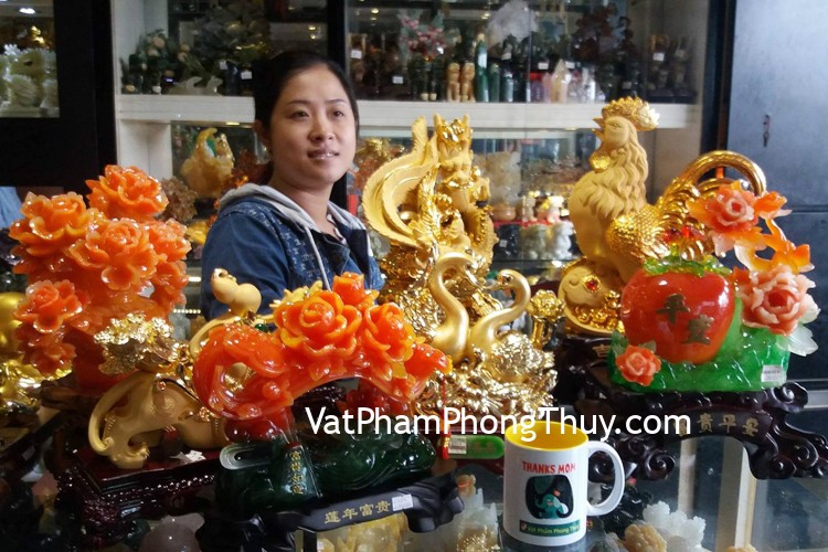 Chị Ngọc - khách hàng mua Cặp tỳ hưu tài lộc cõng cãi – hồ lô K108M, Mẫu đơn ngọc đỏ như ý trên núi xanh G118A, Mẫu đơn cam khắc tỳ hưu G123A, Cặp thiên nga vàng H491G, Mẫu đơn đỏ bên đào tiên H218G, Long phụng vàng sa kim K151M, Gà vàng sa kim trên như ý K173M
